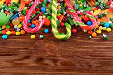 Ahşap arka planda renkli şekerler