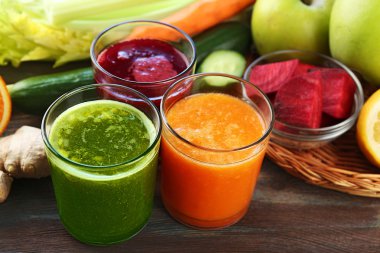 ahşap masa arka plan üzerinde sağlıklı taze meyve suları ürün yelpazesine