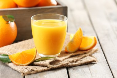 Tablo yakın çekim üzerinde portakal suyu