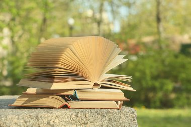 arka plan bulanık üzerinde kitap açık havada yığını
