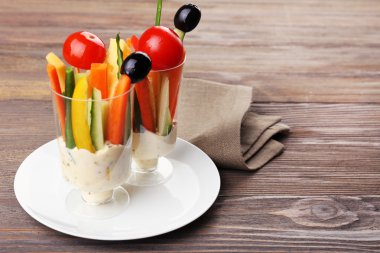 Aperatif sebzelerin cam ahşap arka plan üzerinde