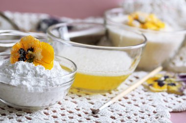 yumurta akı ve şeker, renk ahşap arka plan üzerinde mor çiçek yapımı şekerlenmiş