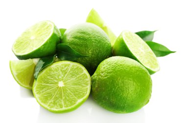 dilimlenmiş taze limes beyaz izole