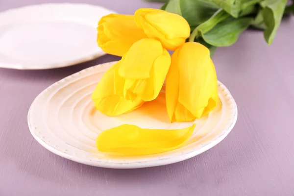 Cenário de mesa com flores, close-up — Fotografia de Stock