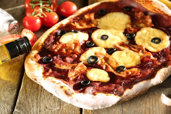 Leckere Pizza aus nächster Nähe auf dem Tisch — Stockfoto