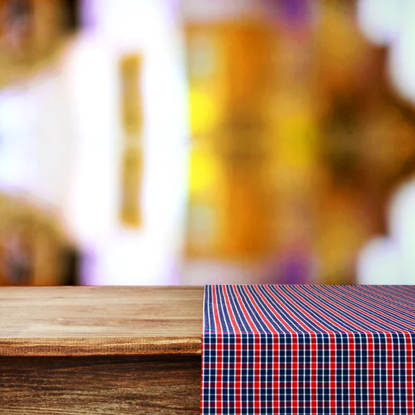 Table en bois vide avec serviette sur fond clair — Photo