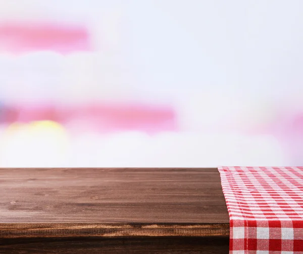 Pusty Stół drewniany z serwetka na jasnym tle — Zdjęcie stockowe