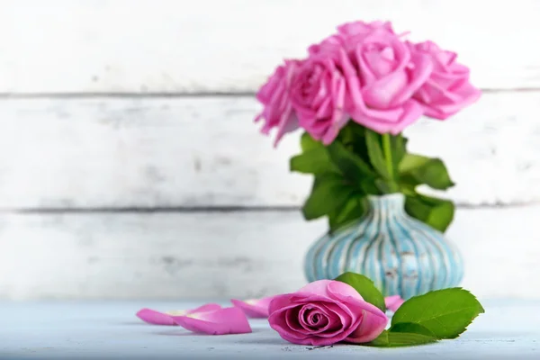 Hermosas rosas rosadas sobre fondo de madera —  Fotos de Stock