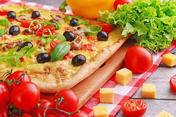 Lezzetli ev yapımı pizza üzerinde tablo yakın çekim — Stok fotoğraf