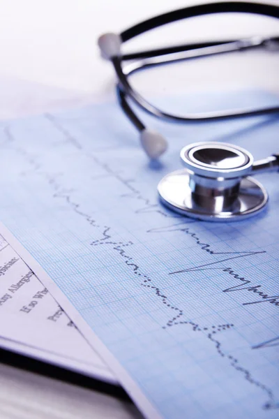 Kardiogramm mit Stethoskop auf dem Tisch, Nahaufnahme — Stockfoto