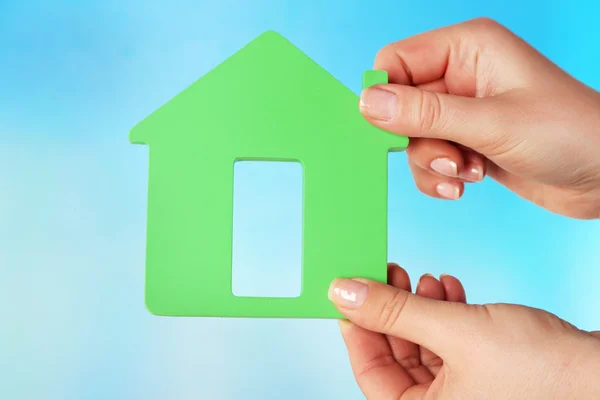 Weibliche Hände mit Modell des Hauses auf farbigem Hintergrund — Stockfoto