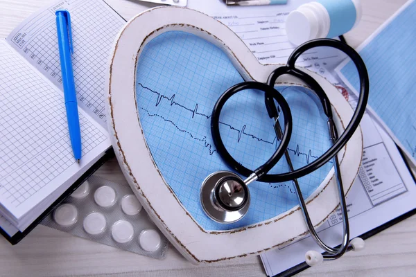 Cardiogram met stethoscoop op tafel, close-up — Stockfoto