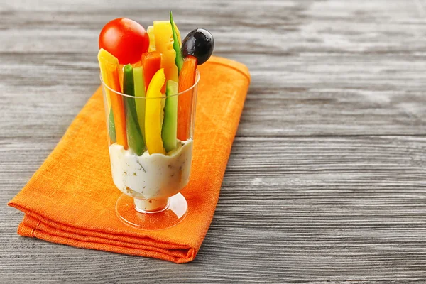 Snack de légumes en verrerie sur fond bois — Photo