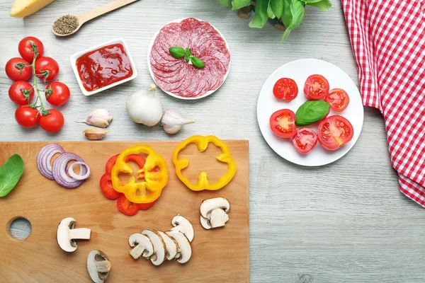 Ingredientes alimentares para pizza na mesa de perto — Fotografia de Stock