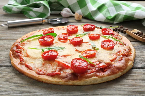 Heerlijke pizza met kaas en cherry tomaten op houten tafel, close-up — Stockfoto