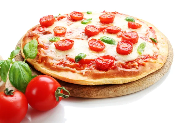 Deliciosa pizza con queso y tomates cherry aislados en blanco — Foto de Stock