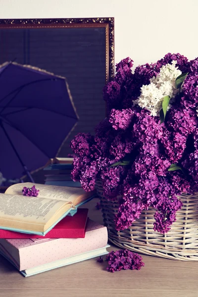 Hermosas flores de color lila en la cesta en el suelo en la habitación de cerca —  Fotos de Stock