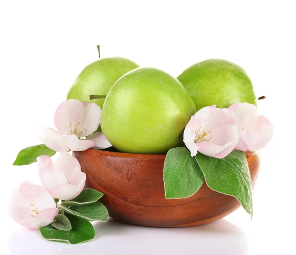 Maçãs frescas com flor de maçã em tigela de madeira, isoladas em branco — Fotografia de Stock