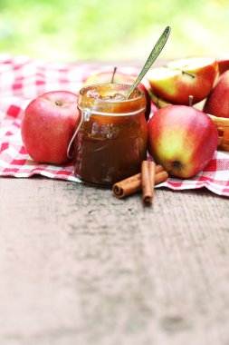 elma reçel kavanoz ve açık havada taze kırmızı elmalar
