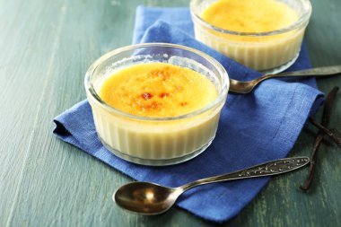 Creme brulee tatlısı peçeteye renk ahşap arka plan üzerinde