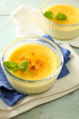 Creme brulee tatlısı peçeteye renk ahşap arka plan üzerinde