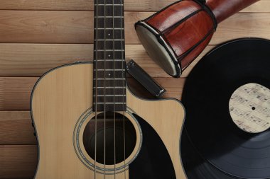 Vinil kayıtları ve ahşap masa Afrika davul gitar yakın çekim