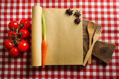 Masa örtüsü üzerinde açık tarif kitabı