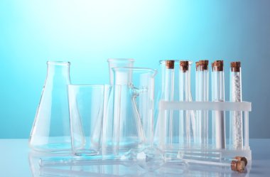 boş laboratuvar test tüpleri mavi zemin üzerine