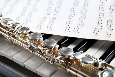 Flüt ve piyano müzik levha ile yakından