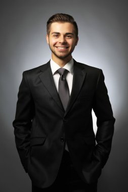 gri zemin üzerine yakışıklı işadamı