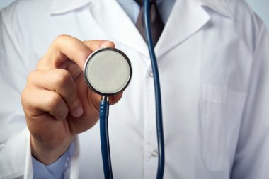 erkek doktor holding stetoskop yakın çekim