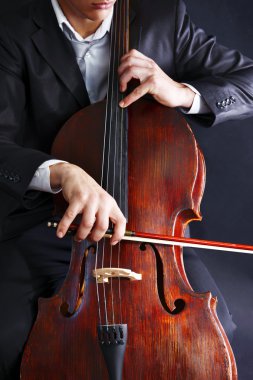 Üzerinde Çello çalan adam