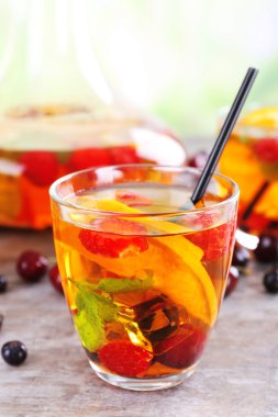 Cam hafif bulanık arka plan üzerinde ahşap masa üzerinde meyveleri ile yumruk