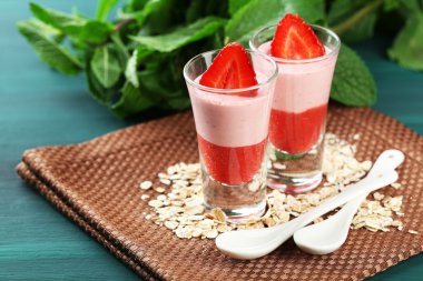 taze çilekli yoğurt tatlısı