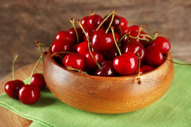 Fresh cherries in bowl with napkin