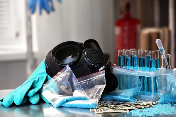 Laboratório de drogas: metanfetamina azul e dinheiro na mesa de perto — Fotografia de Stock