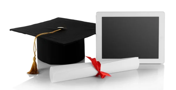 Выпускной колпачок с табличкой и дипломом изолирован на белом — стоковое фото