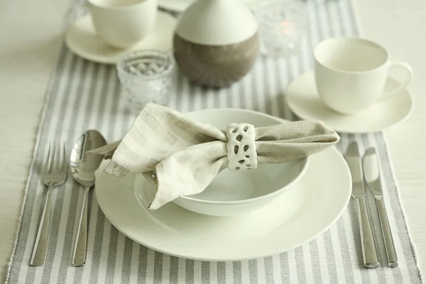 Bellissimo tavolo da vacanza in bianco e grigio — Foto Stock