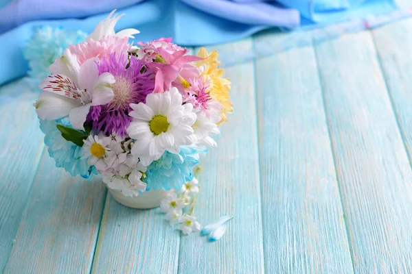 Beau bouquet lumineux dans un vase sur fond en bois — Photo