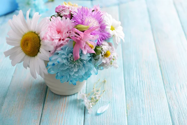 Schöner heller Strauß in der Vase auf Holzgrund — Stockfoto