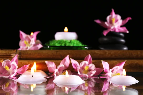 Wellness-Komposition mit Blumen und Kerzen — Stockfoto
