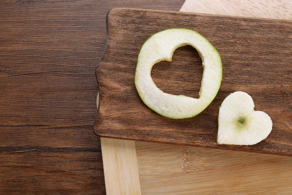 Tranche de pomme avec coupe en forme de cœur — Photo