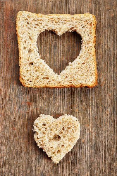 Fatia de pão com corte em forma de coração — Fotografia de Stock