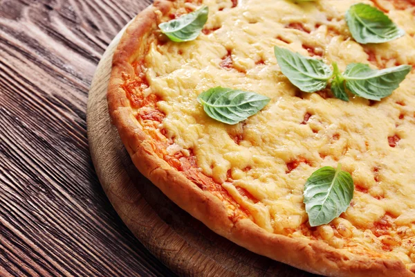 Сирна піца з базиліком на столі крупним планом — стокове фото