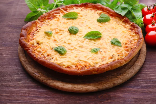 Πίτσα τυρί με ντοματίνια στο τραπέζι σε κοντινό πλάνο — Φωτογραφία Αρχείου