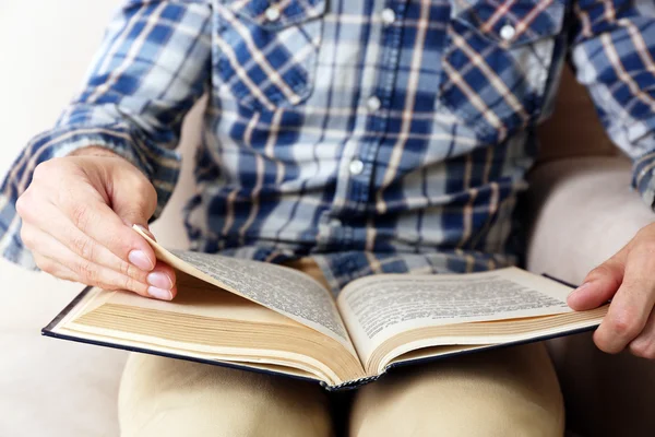 Young man reading book — Stock Photo, Image