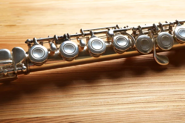 Flauta sobre fondo de madera — Foto de Stock