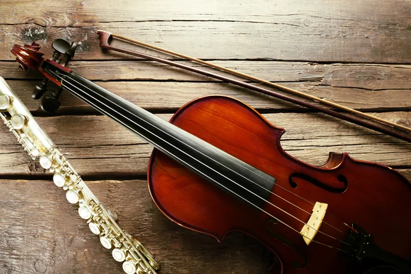 Flauta con violín en la mesa de cerca — Foto de Stock