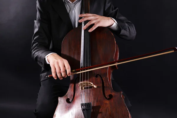 Άνθρωπος παίζοντας βιολοντσέλο — Φωτογραφία Αρχείου