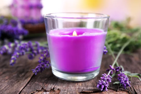 Svícen s květy levandule na stole zblízka — Stock fotografie